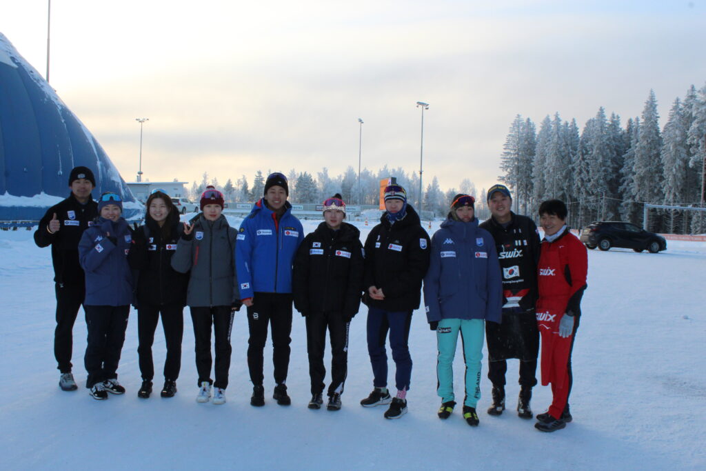 Korealainen hiihtomaajoukkue Imatralla Ukonniemi stadionilla.