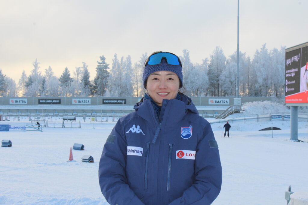 Korean hiihtomaajoukkueen valmentaja Seelbi Choi Imatran Ukonniemen stadionilla.