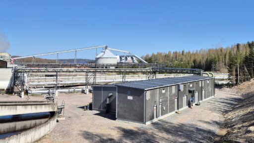 Lämpöpumppulaitoksen rakennus tehdasalueella.