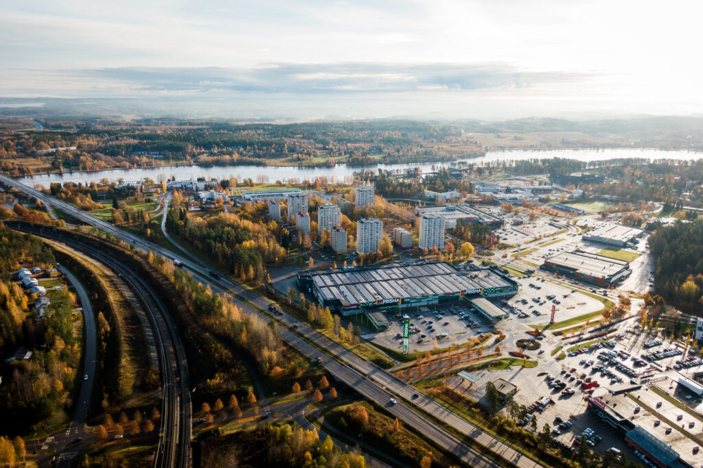 Ilmakuva Imatran Mansikkalan alueesta, taustalla näkyy Vuoksi.