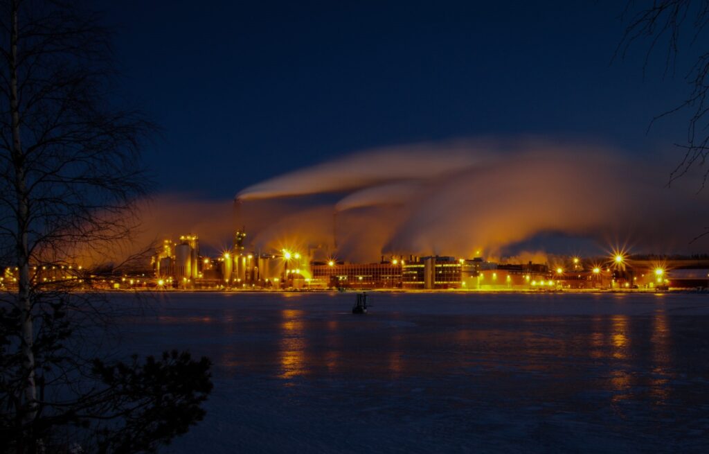 Tehdasalue iltavalaistuksessa.