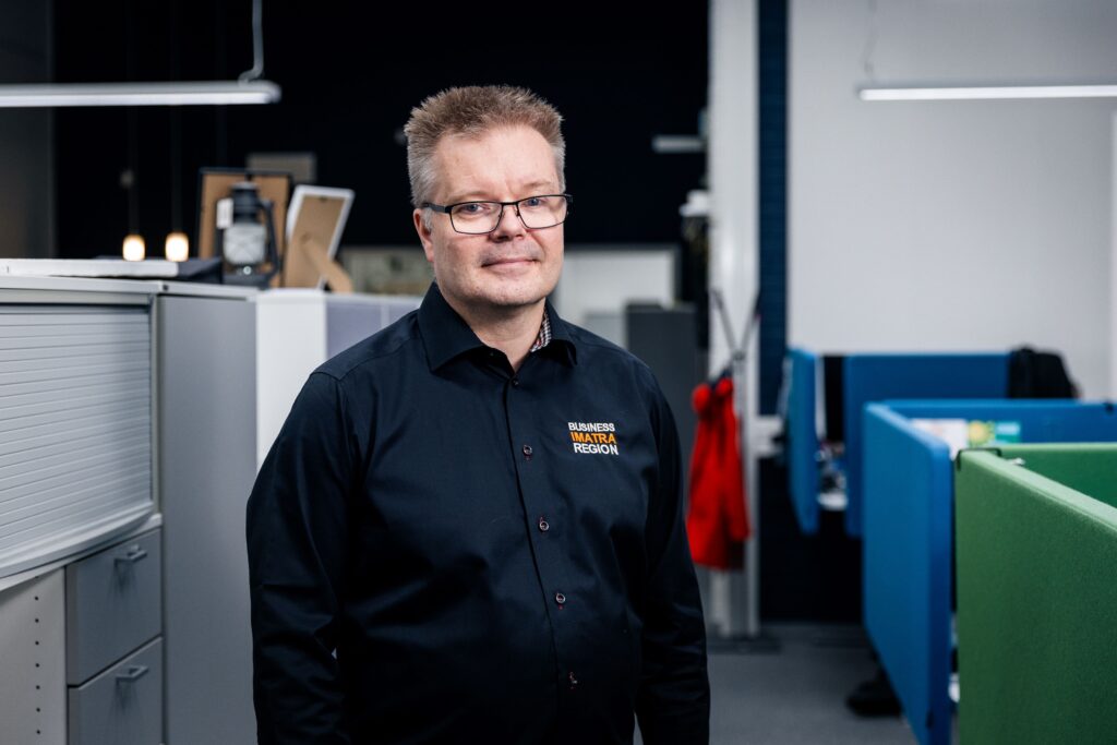 Toimitusjohtaja Antti Oravuo Imatran Seudun Kehitysyhtiön toimistolla.